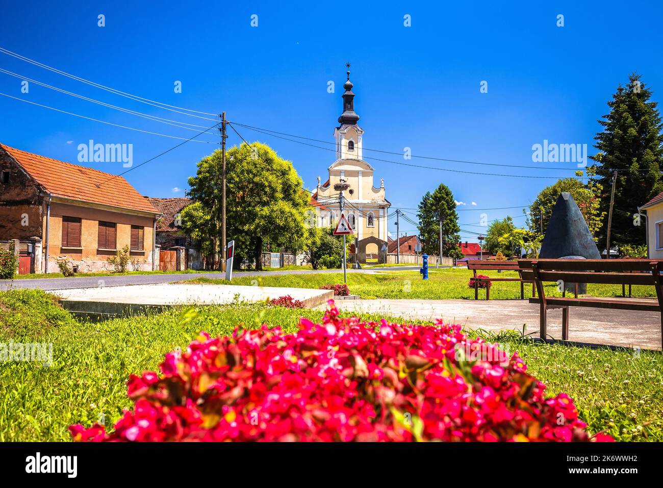 Pittoresco villaggio di Peteranec chiesa e vista sulla strada, Podravina regione della Croazia Foto Stock