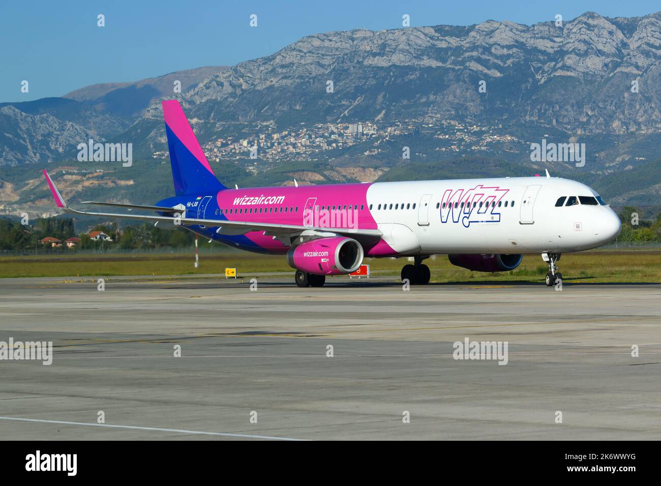 Aereo Wizz Air Airbus A321. Compagnia aerea europea a basso costo WizzAir con aereo A321. Piano ha-LXB. Foto Stock