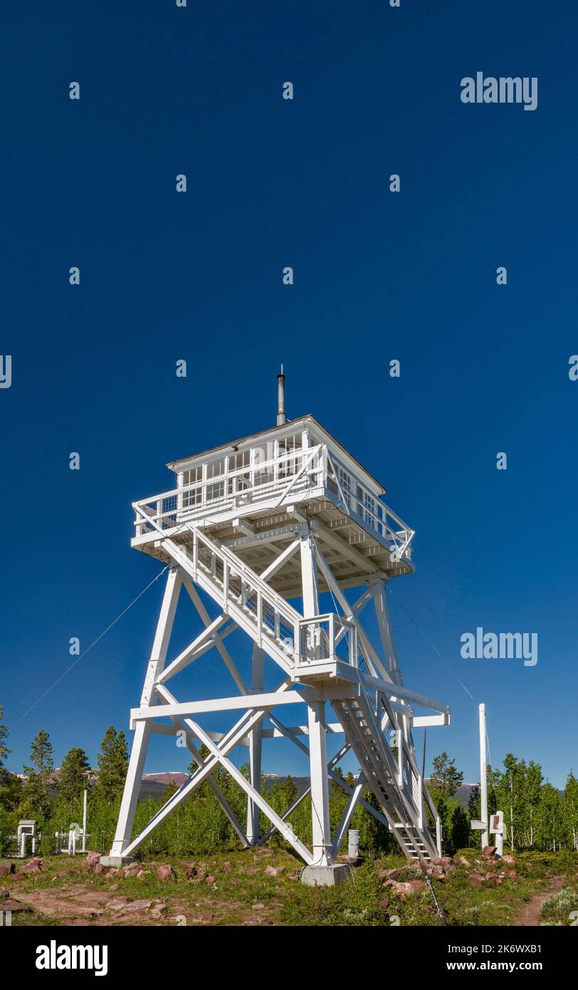 Fire Lookout Tower, 1937, sulla cima di Ute Mountain, Uinta Range, Ashley National Forest, Utah, USA Foto Stock