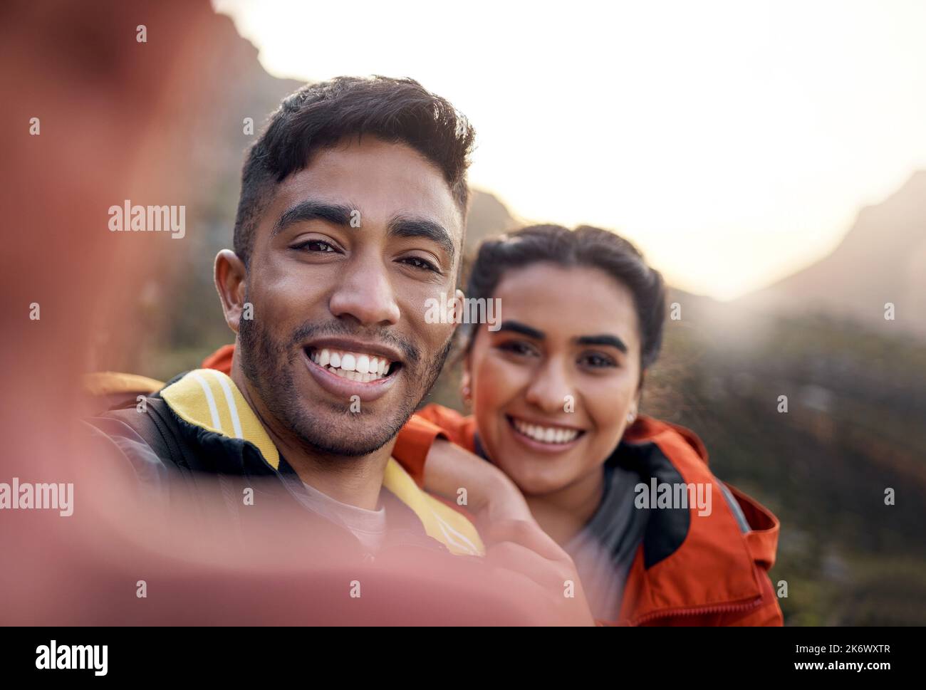 L'unico partner escursionistico di cui Ill ha mai bisogno. Ritratto corto di una giovane coppia affettuosa che prende selfie mentre si fa trekking in montagna. Foto Stock