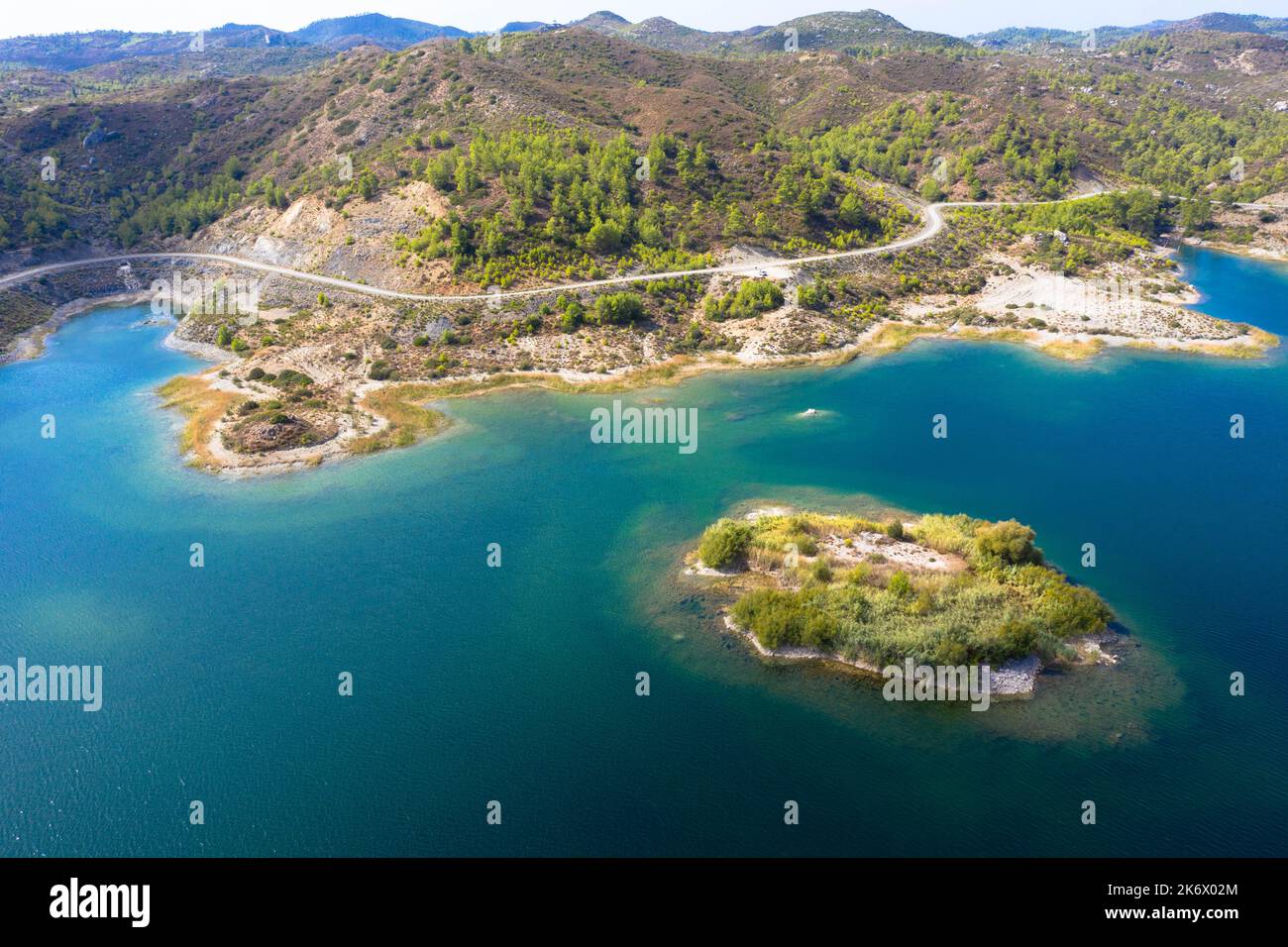 Vista aerea della diga di Gadouras. Risolvere i problemi importanti e cruciali di approvvigionamento di acqua. Isola di Rodi, Grecia. Foto Stock