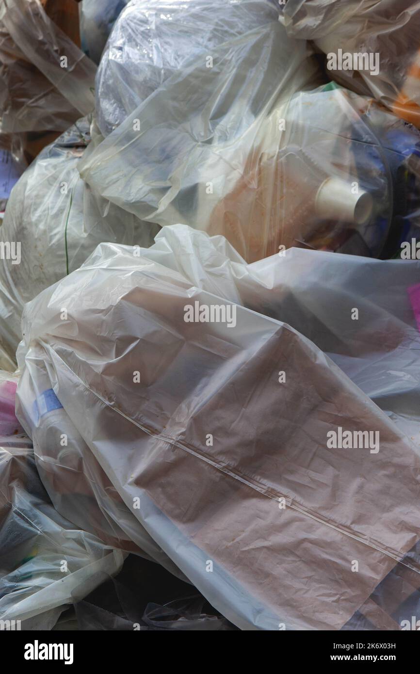 Sacchi di rifiuti di plastica in un contenitore Foto Stock