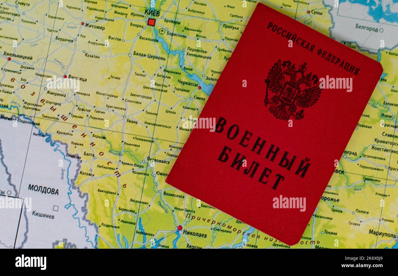 25 settembre 2022, Mosca, Russia. Biglietto militare di un funzionario di riserva della Federazione Russa sullo sfondo di una mappa dell'Ucraina Foto Stock