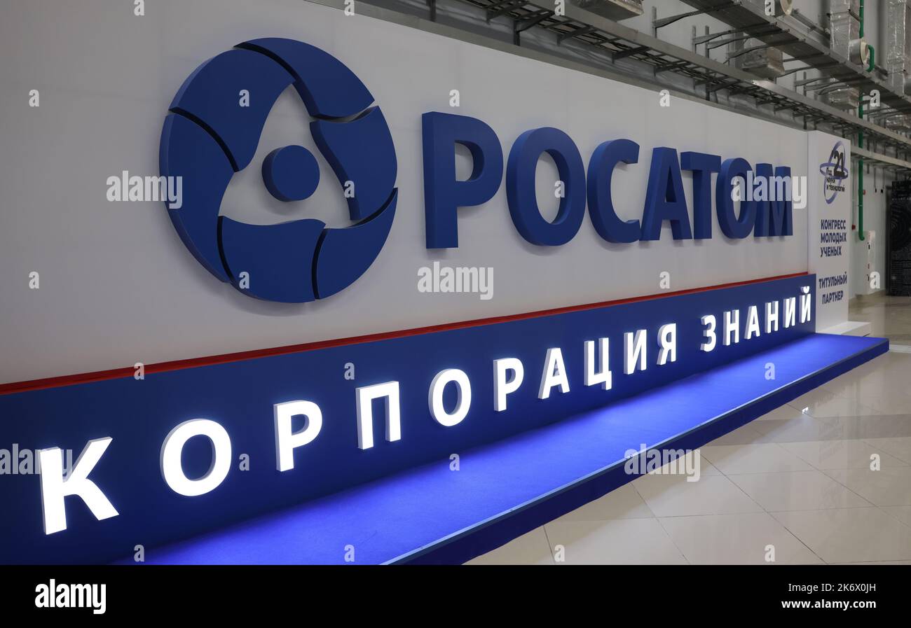 8 dicembre 2021, Sochi, Russia. Il logo della Russian state Atomic Energy Corporation Rosatom. Foto Stock