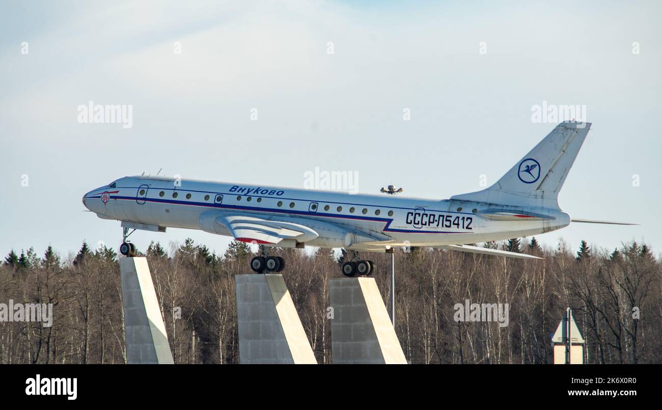 4 aprile 2018, Mosca, Russia. Velivolo passeggeri sovietico Tupolev Tu-104 su un piedistallo vicino all'aeroporto internazionale 'Vnukovo'. Foto Stock
