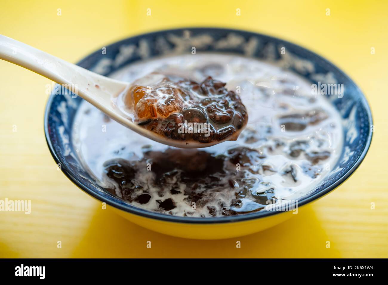 sciroppo angolare in resina di pesca con riso glutinoso nero e succo di cocco Foto Stock