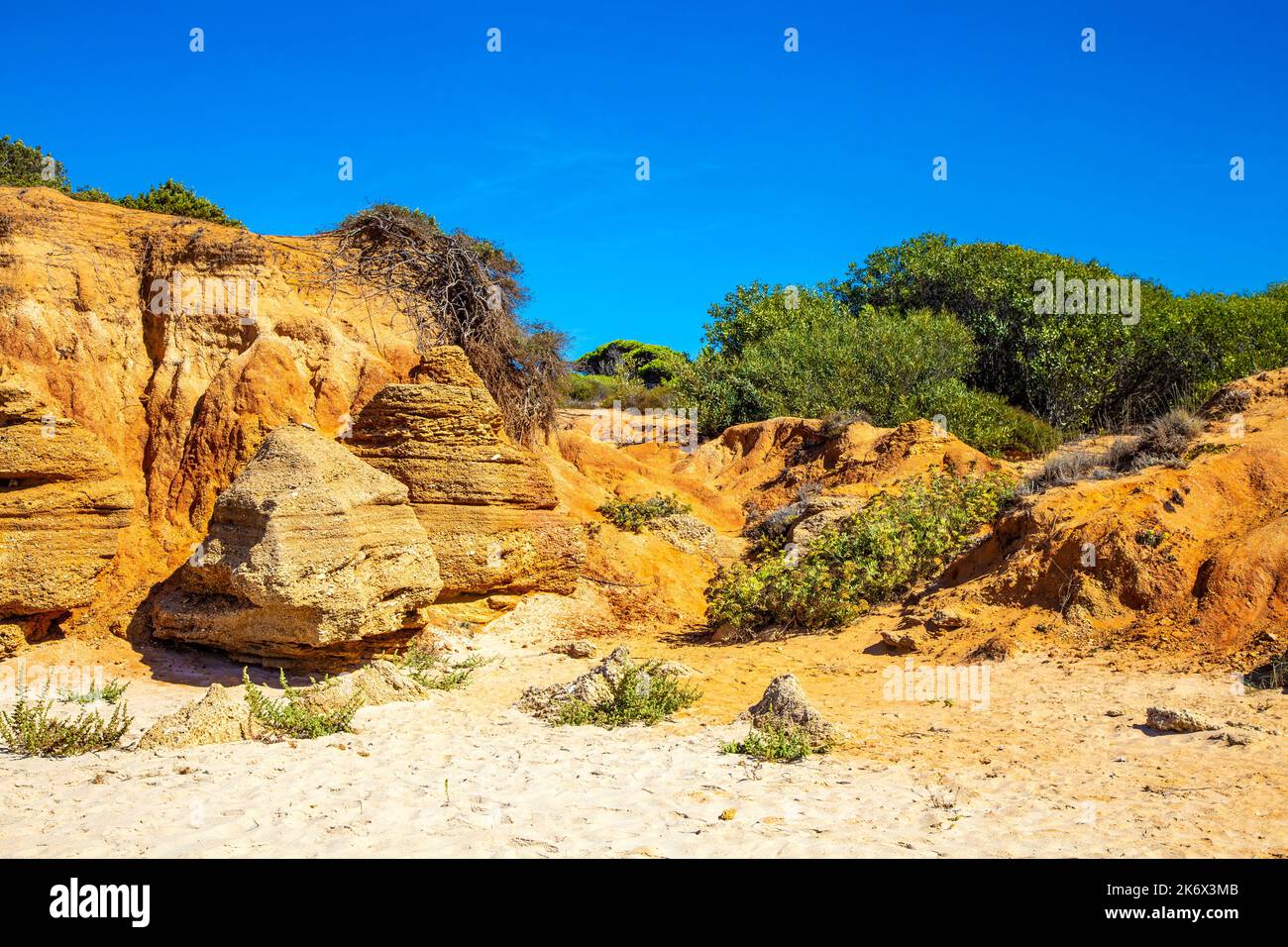 Rocce arancioni lungo Playa Sancti Petri, Costa de la Luz, Cadice, Spagna Foto Stock