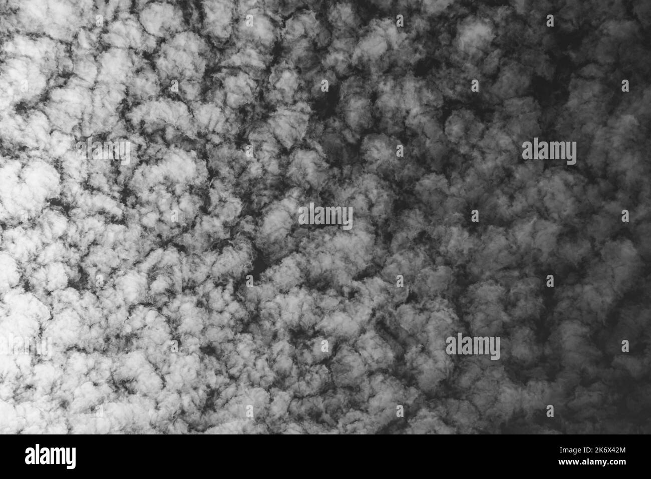 Nuvole nel cielo. Lo spettacolo meraviglioso di un cielo pieno di nuvole. Profondità e tridimensionalità di un cielo nuvoloso. Foto Stock