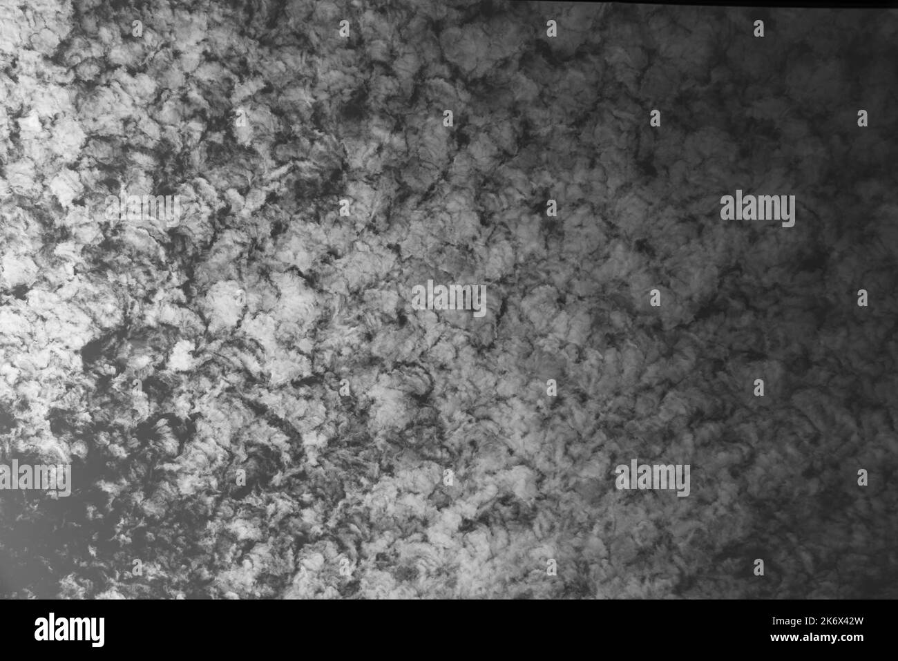 Nuvole nel cielo. Lo spettacolo meraviglioso di un cielo pieno di nuvole. Profondità e tridimensionalità di un cielo nuvoloso. Foto Stock