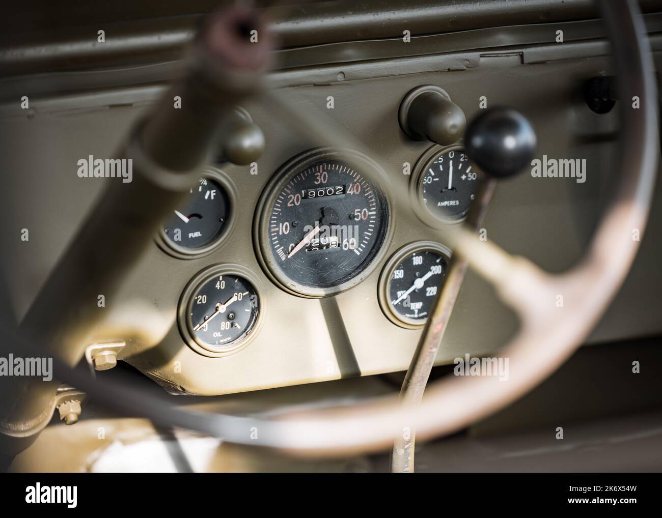 WW2 vecchio US jeep cruscotto di selezione rapida in guerra mondiale restaurata due militari 4x4 americano Foto Stock