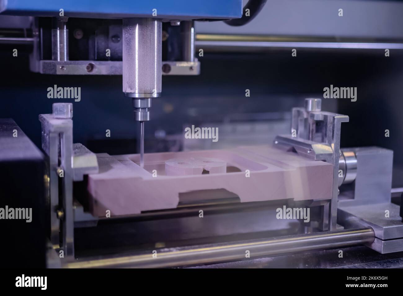 Fresatrice automatica che taglia pezzi di legno da polpa di legno Foto Stock