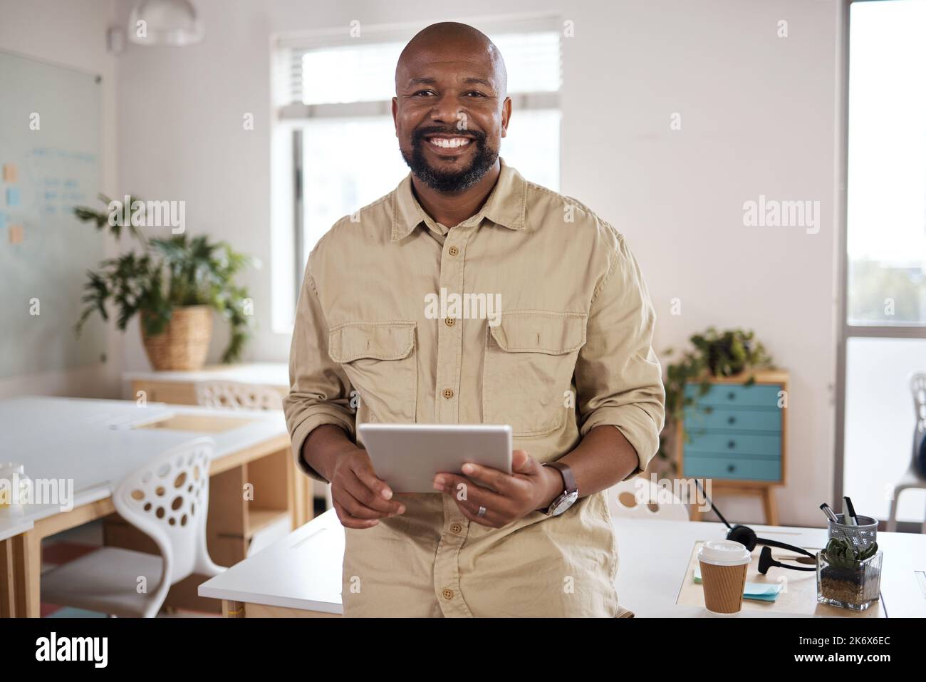 Sentirsi sicuri nel mio acumen di affari. un uomo d'affari maturo che utilizza un tablet digitale in un ufficio moderno. Foto Stock