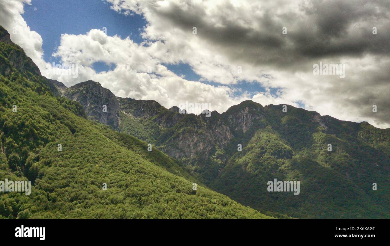 Veduta aerea della collina di fronte a ripide montagne, in Abruzzo, Italia - ripresa circolare del drone Foto Stock