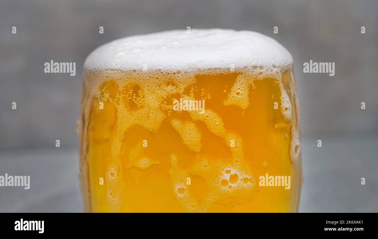 Macrofo di versare la birra nel bicchiere Foto Stock