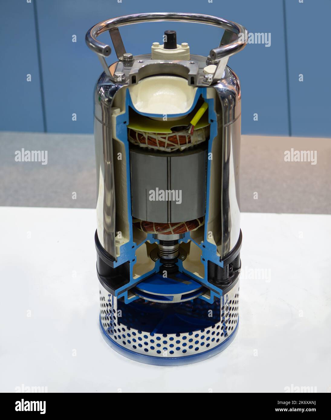 In sezione, mostrare la parte interna della pompa a immersione. Apparecchiature industriali. Foto Stock