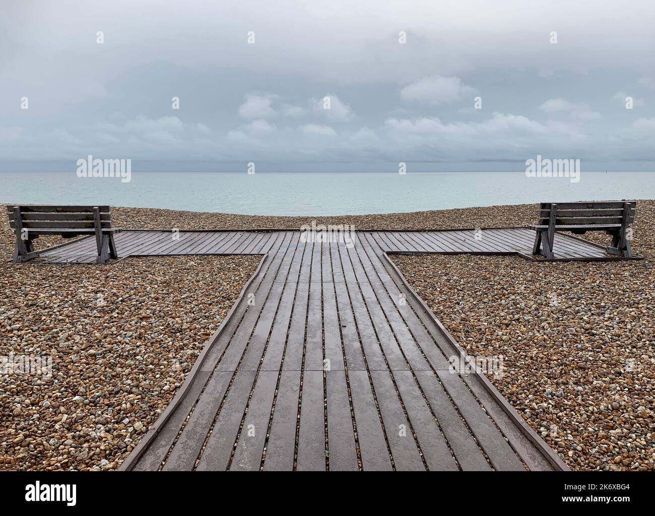 Primo piano di panchine in legno allestite su una struttura prefabbricata con vista sul mare sulla costa meridionale del Regno Unito nell'autunno 2022. Foto Stock