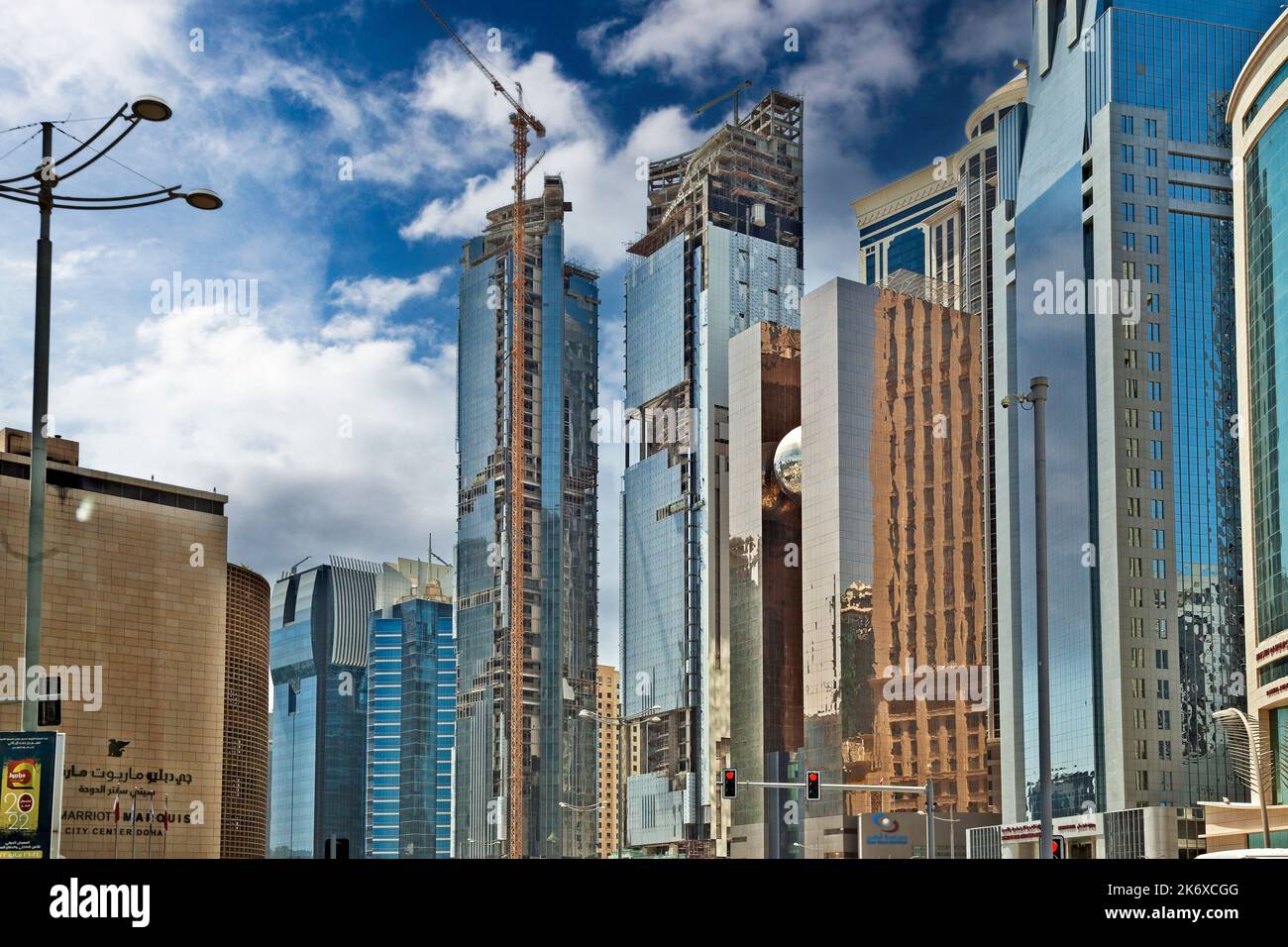 Centro nel centro degli affari della città di Doha, capitale dello stato del Qatar. I cantieri sono visibili perché Doha ospita la Coppa del mondo di calcio del 2022. Foto Stock