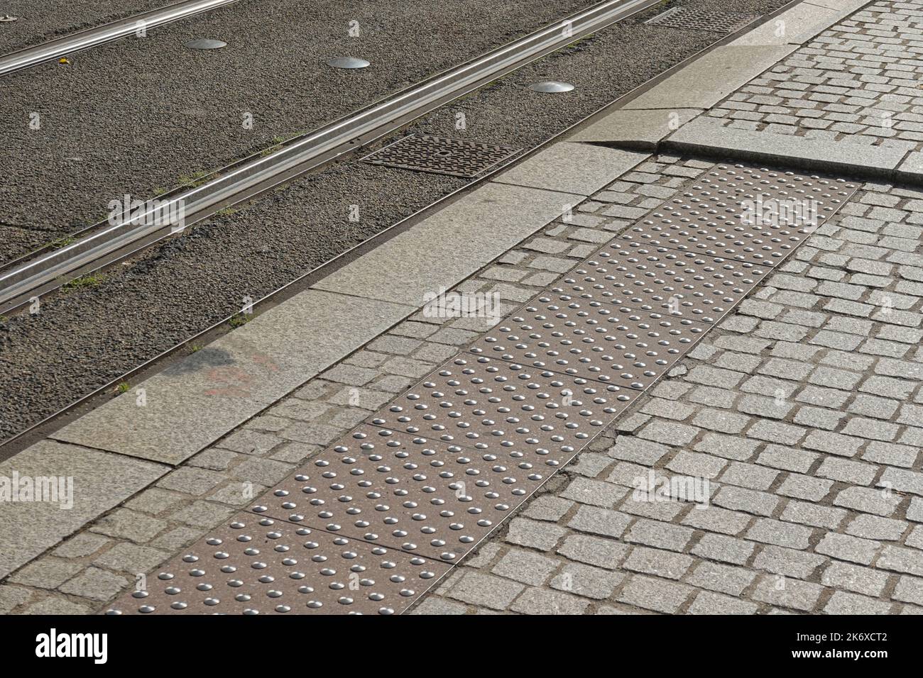 Frankreich, Lione, moderne Straßenbahn, Oberflächengestaltung // Francia, Lione, Tram moderno, design delle superfici Foto Stock