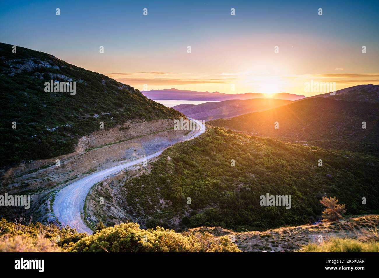 Bellissimo paesaggio nell'isola di Eubea (Evia) in Grecia, nel pomeriggio, seguendo la strada da Chalkida a Karystos. Foto Stock