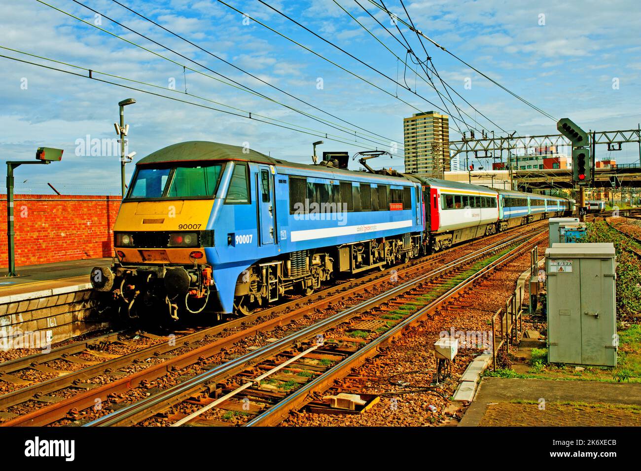 Classe 90 alla stazione di Stratford, Londra, Inghilterra Foto Stock