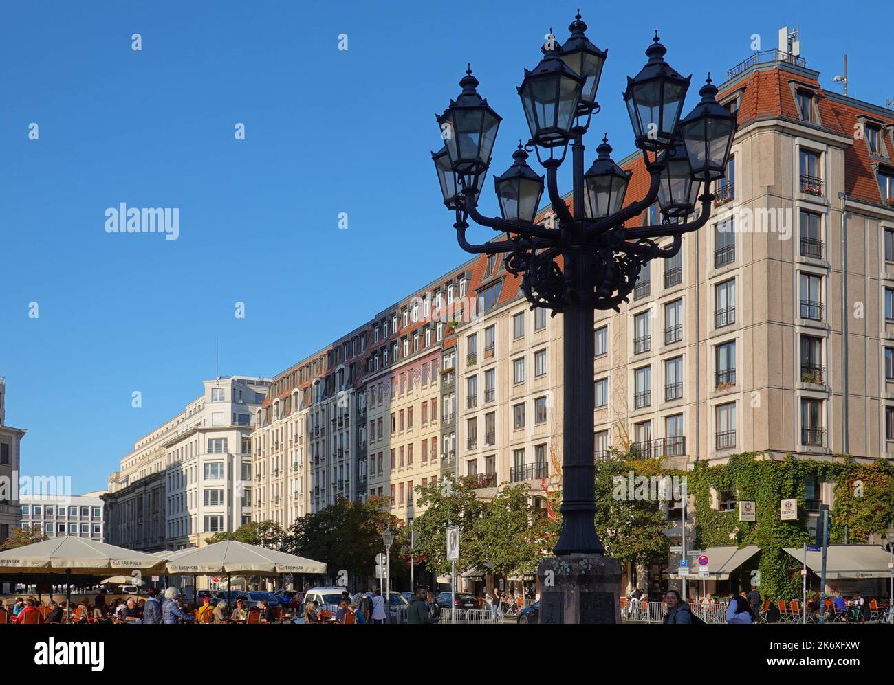 Berlino, Gendarmenmarkt, denkmalgeschützter DDR-Plattenbau an der Markgrafenstraße // Berlino, edifici in lastre di cemento intorno a Gendarmenmarkt Foto Stock