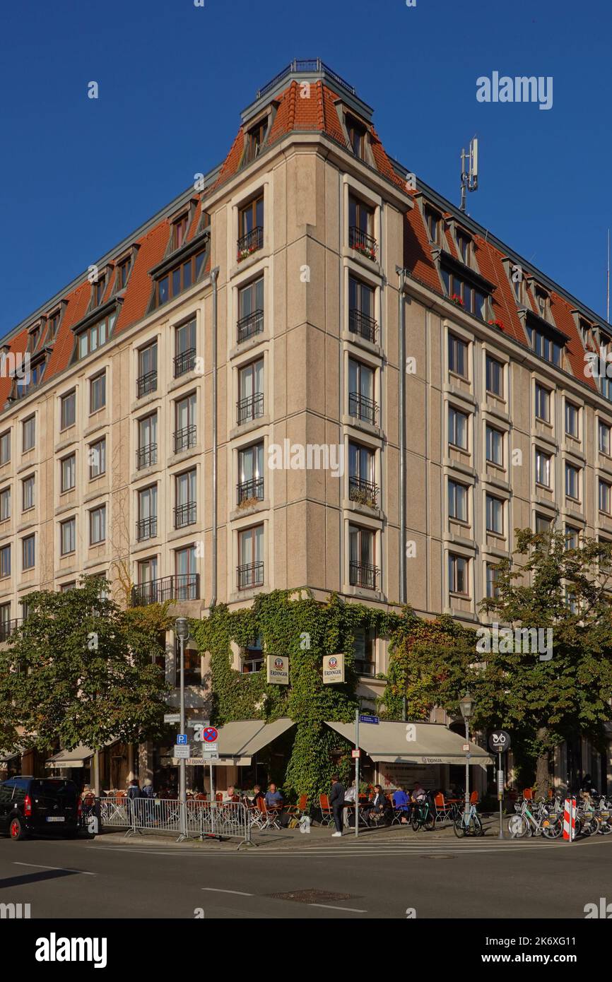 Berlino, Gendarmenmarkt, denkmalgeschützter DDR-Plattenbau an der Markgrafenstraße // Berlino, edifici in lastre di cemento intorno a Gendarmenmarkt Foto Stock