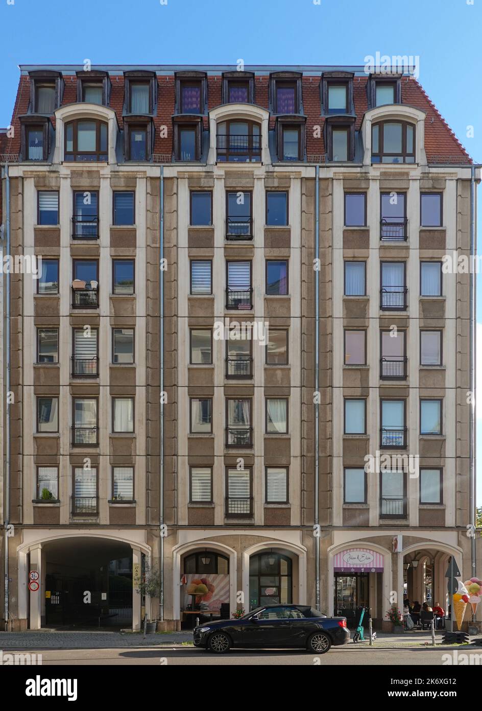 Berlino, Gendarmenmarkt, denkmalgeschützter DDR-Plattenbau an der Markgrafenstraße // Berlino, edifici in lastre di cemento intorno a Gendarmenmarkt Foto Stock