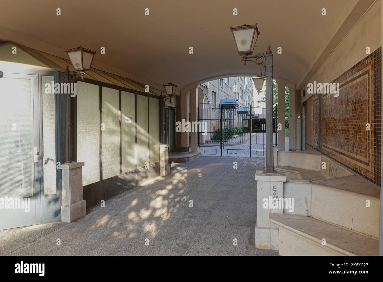 Berlino, Gendarmenmarkt, denkmalgeschützter DDR-Plattenbau an der Markgrafenstraße // Berlino, edifici in lastre di cemento intorno a Gendarmenmarkt Foto Stock