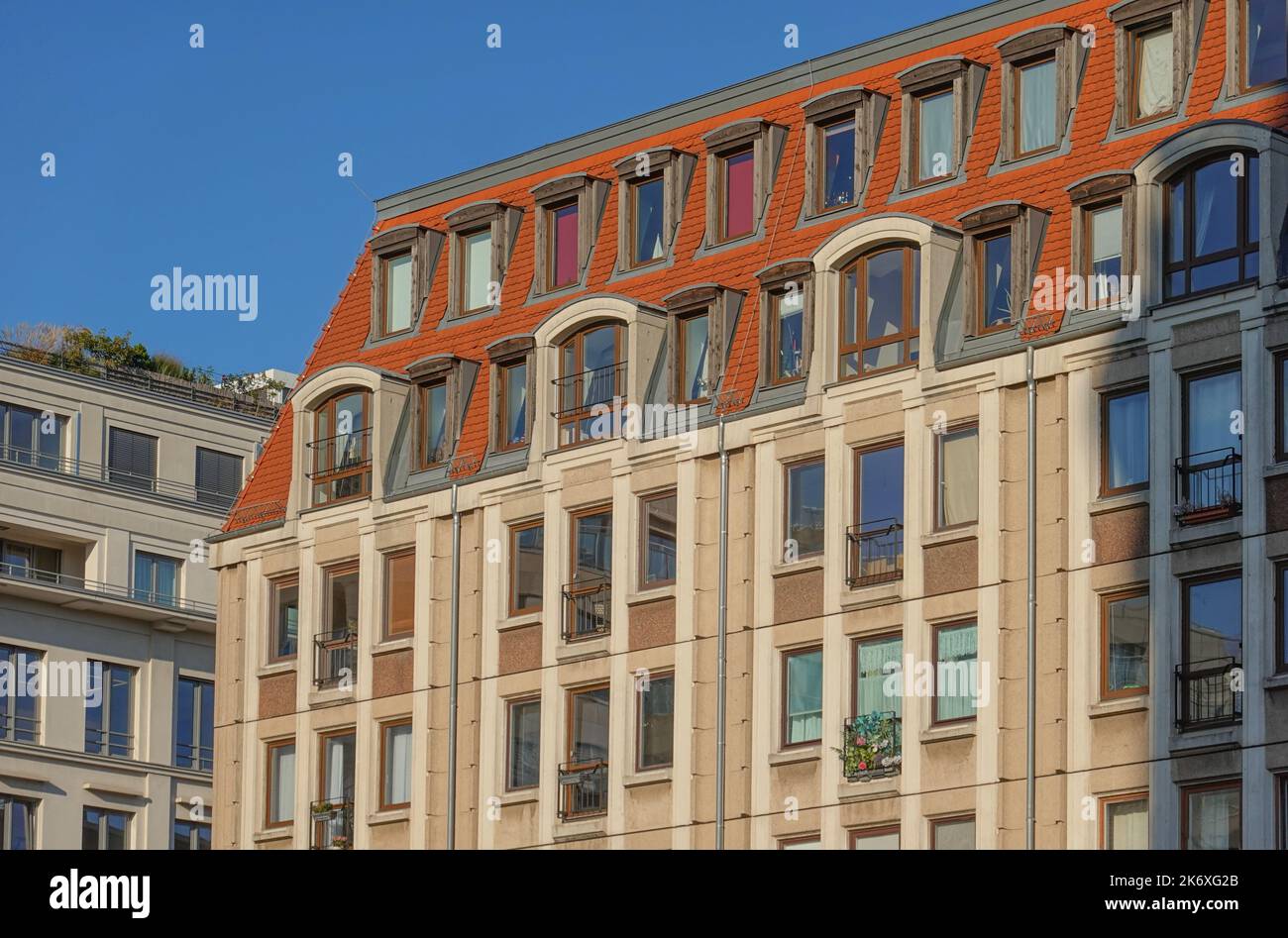 Berlino, Gendarmenmarkt, denkmalgeschützter DDR-Plattenbau an der Markgrafenstraße // Berlino, edifici in lastre di cemento intorno a Gendarmenmarkt Foto Stock