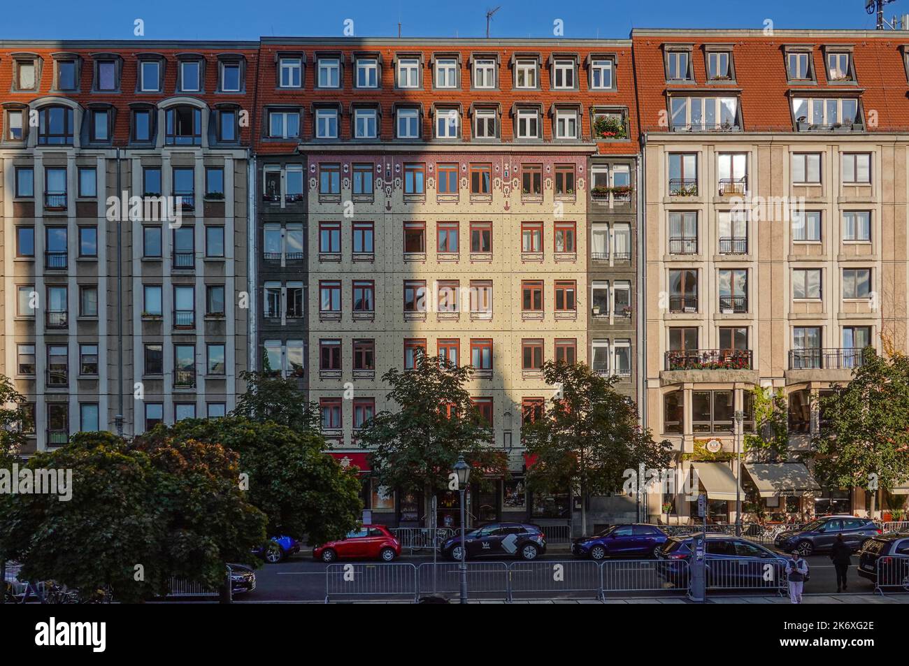 Berlino, Gendarmenmarkt, denkmalgeschützter DDR-Plattenbau an der Markgrafenstraße // Berlino, edifici in lastre di cemento intorno a Gendarmenmarkt Foto Stock
