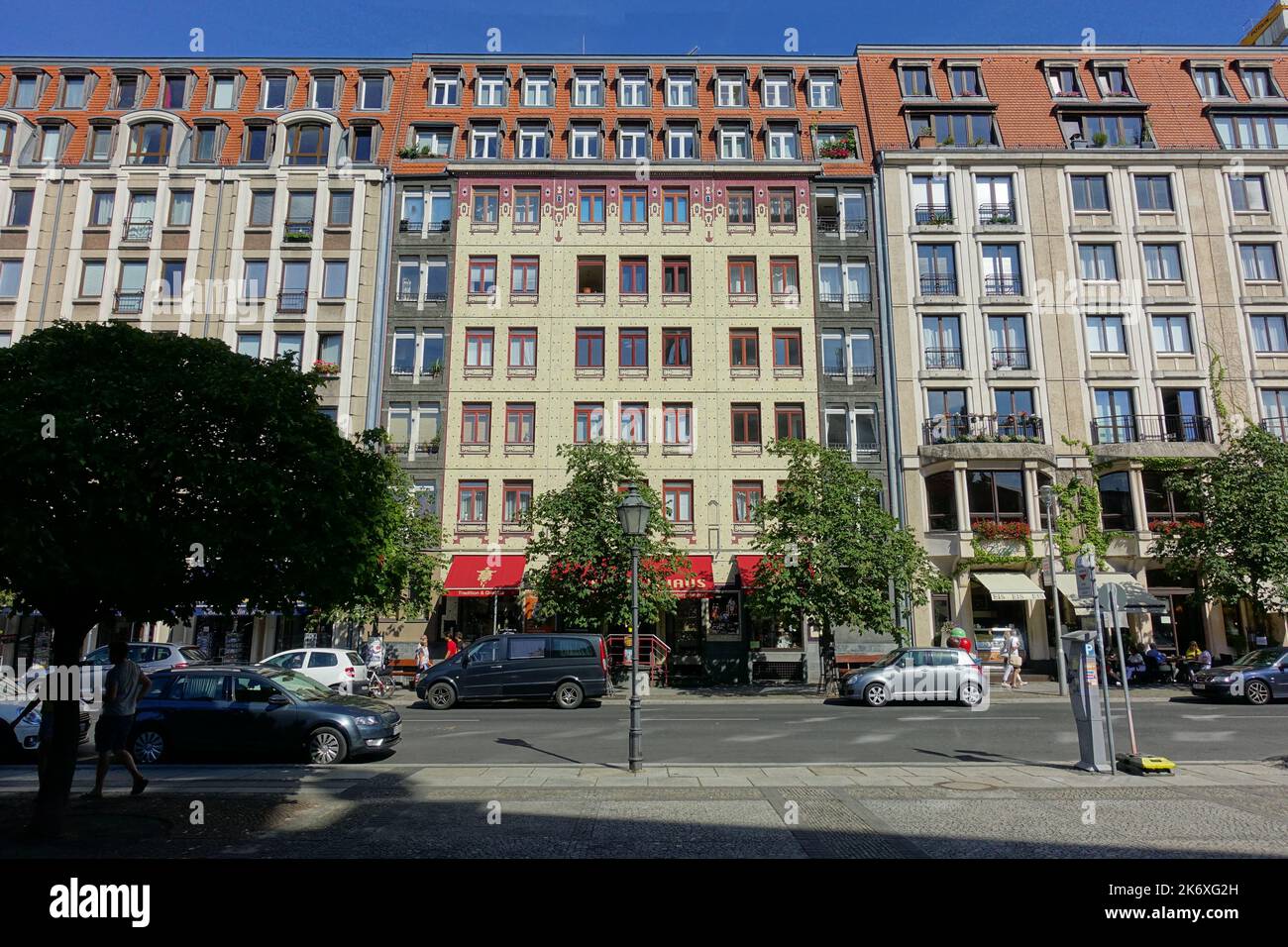 Berlino, Gendarmenmarkt, denkmalgeschützter DDR-Plattenbau an der Markgrafenstraße // Berlino, edifici in lastre di cemento intorno a Gendarmenmarkt Foto Stock