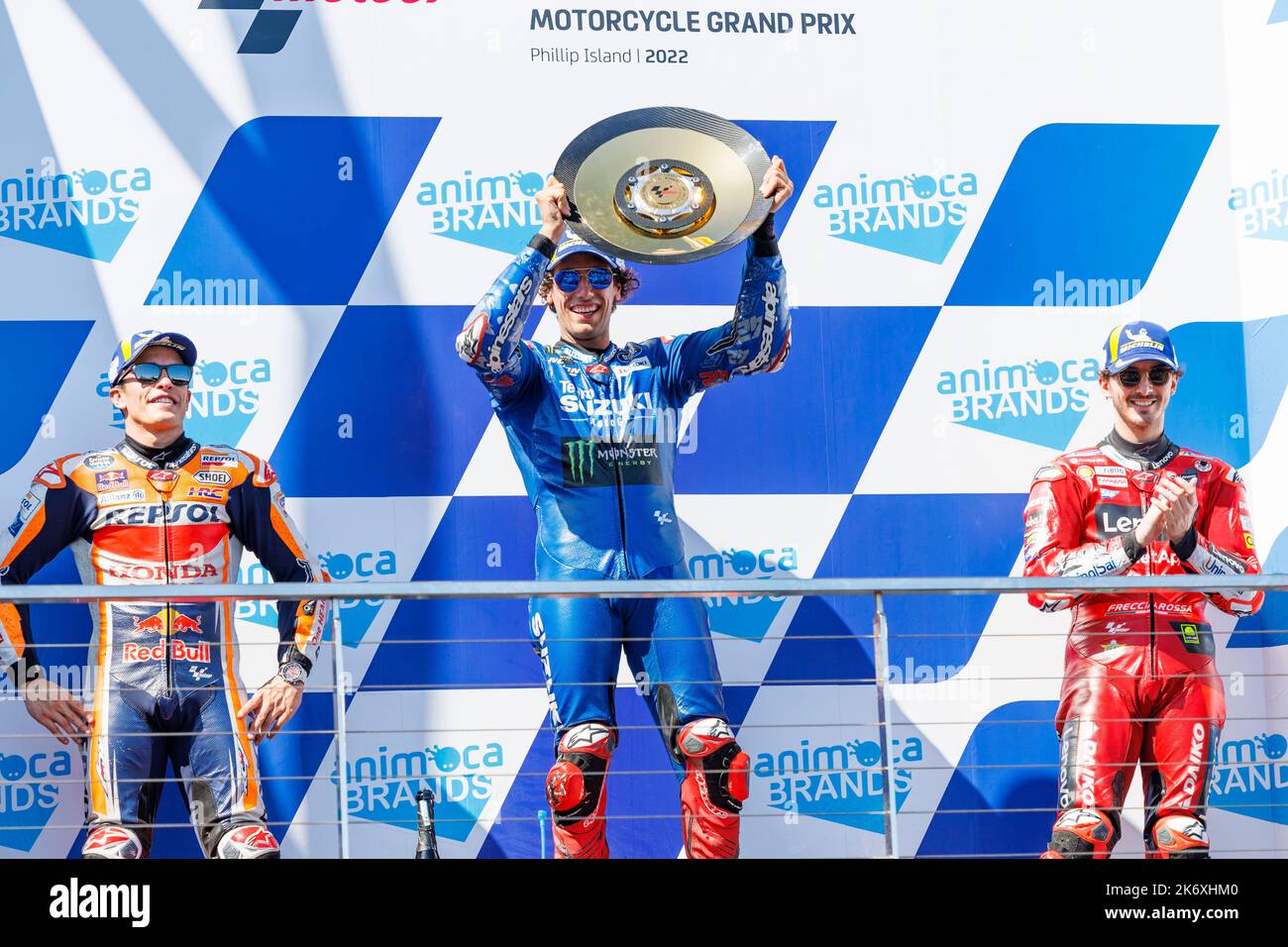 16th ottobre 2022 ; Phillip Island Grand Prix Circuit, Melbourne, Victoria, Australia: MotoGP d'Australia, giorno di gara: Vincitore della gara Team Suzuki Ecstar rider Alex RINS sul podio dopo la gara con il 3rd° pilota Ducati Lenovo Team Francesco Bagnaia e il 2nd° pilota Repsol Honda Team Marc Marquez Credit: Action Plus Sports Images/Alamy Live News Foto Stock