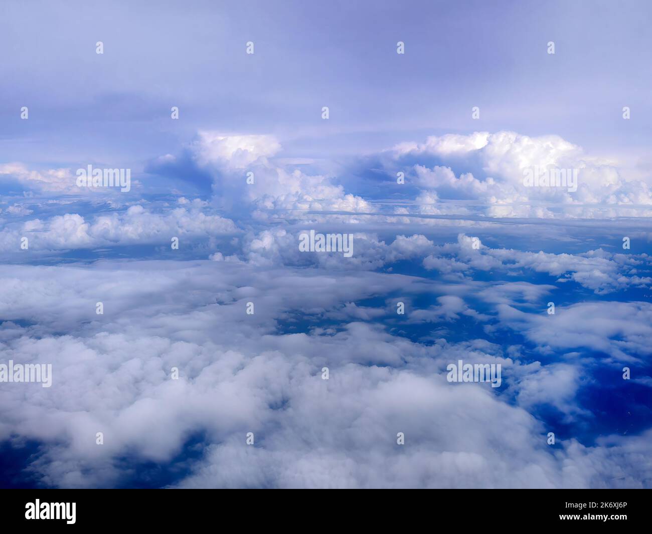 Vista aerea di un paesaggio sereno nel cielo blu con terreno paesaggio sottostante, carta da parati natura Foto Stock