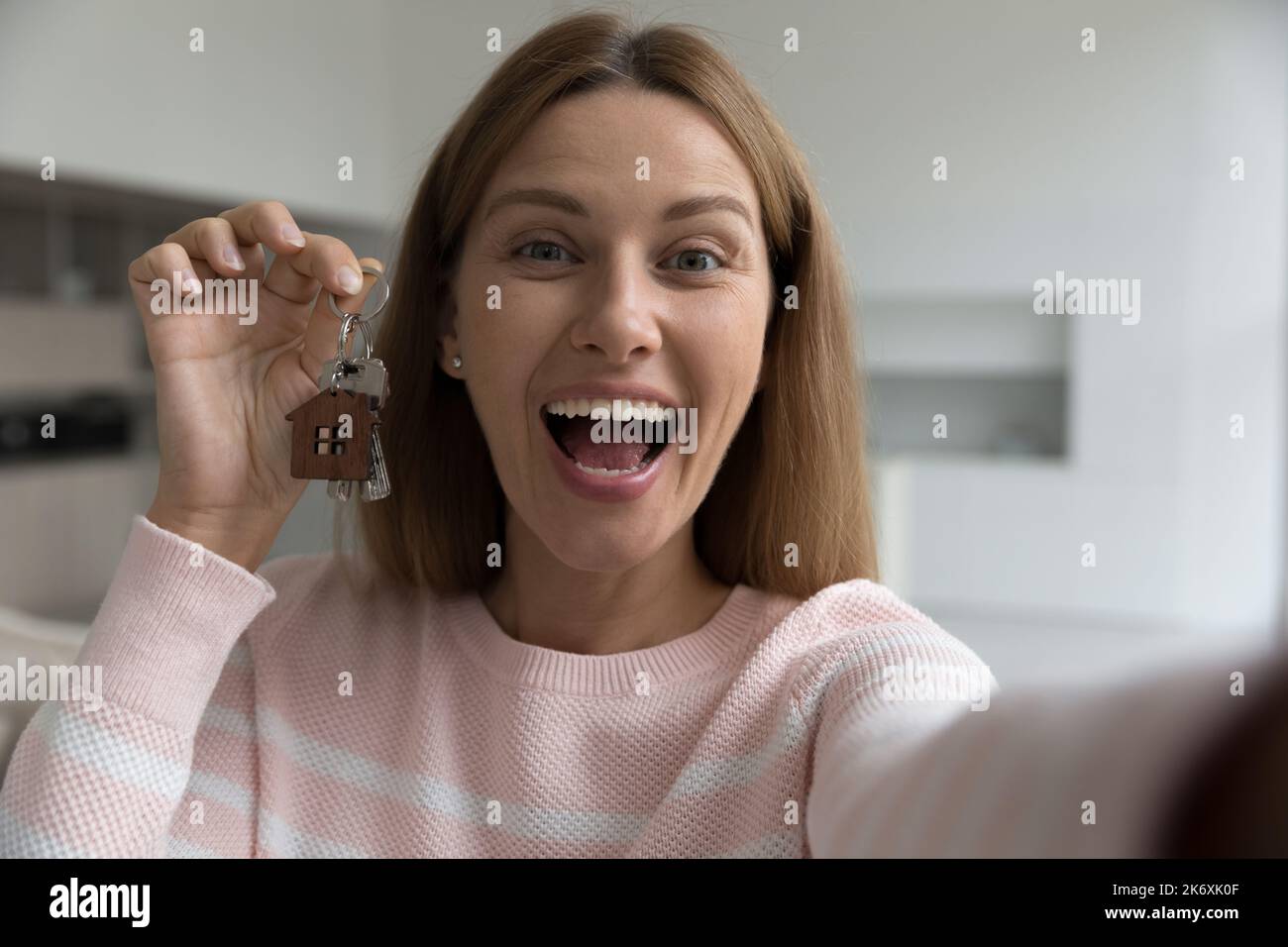 Closeup donna affittuario mostrare le chiavi da casa propria o in affitto Foto Stock