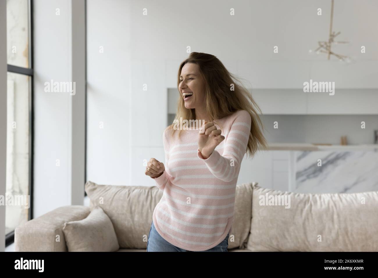 Una donna millenaria spensierata si trasferisce alla musica preferita a casa Foto Stock