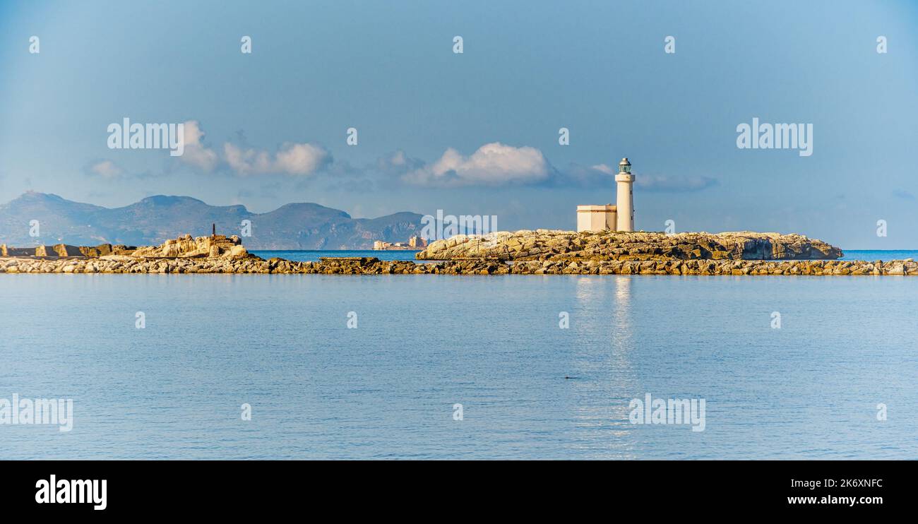 Faro nel porto di Trapani, Sicilia Foto Stock