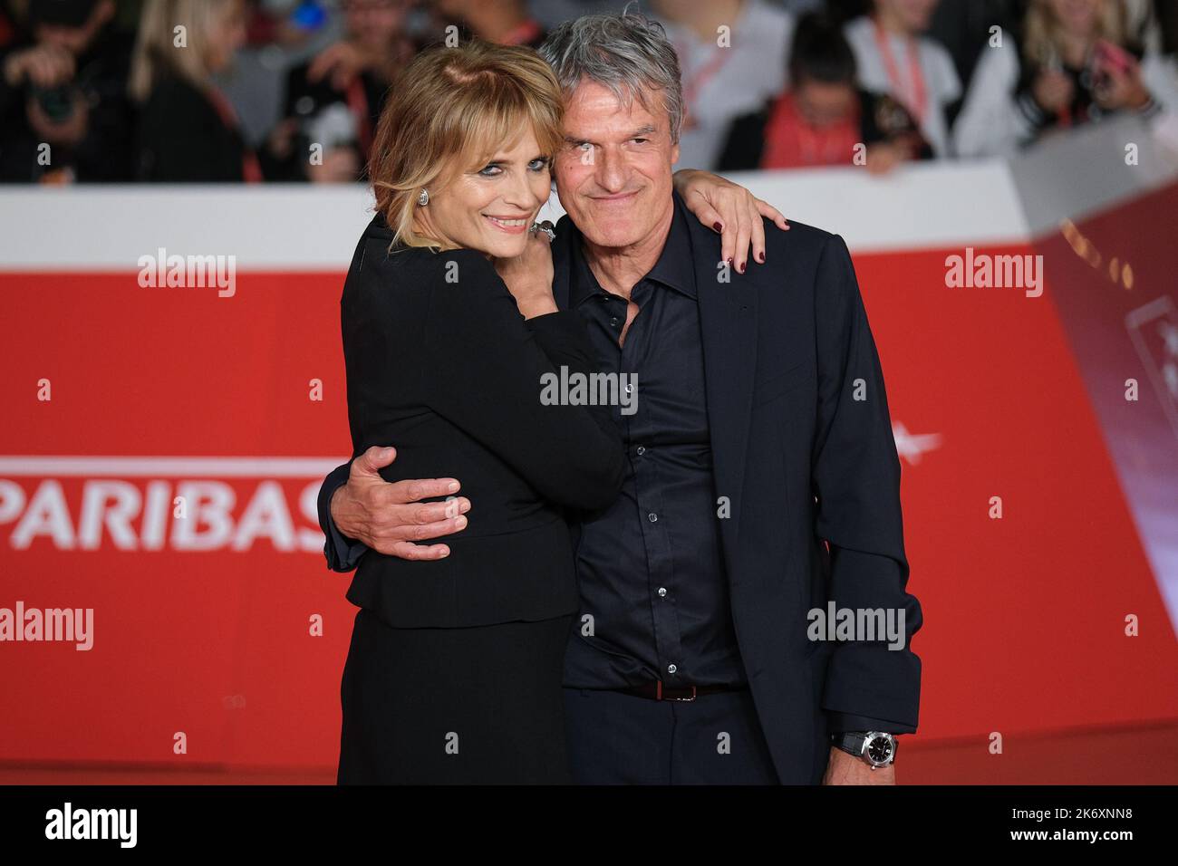 Roma, Italia. 15th Ott 2022. Isabella Ferrari e Renato De Maria per il film 'Rapiniamo il Duce' su tappeto rosso durante il 3rd° giorno del Festival del Cinema di Roma. (Foto di Elena Vizzoca/Pacific Press) Credit: Pacific Press Media Production Corp./Alamy Live News Foto Stock