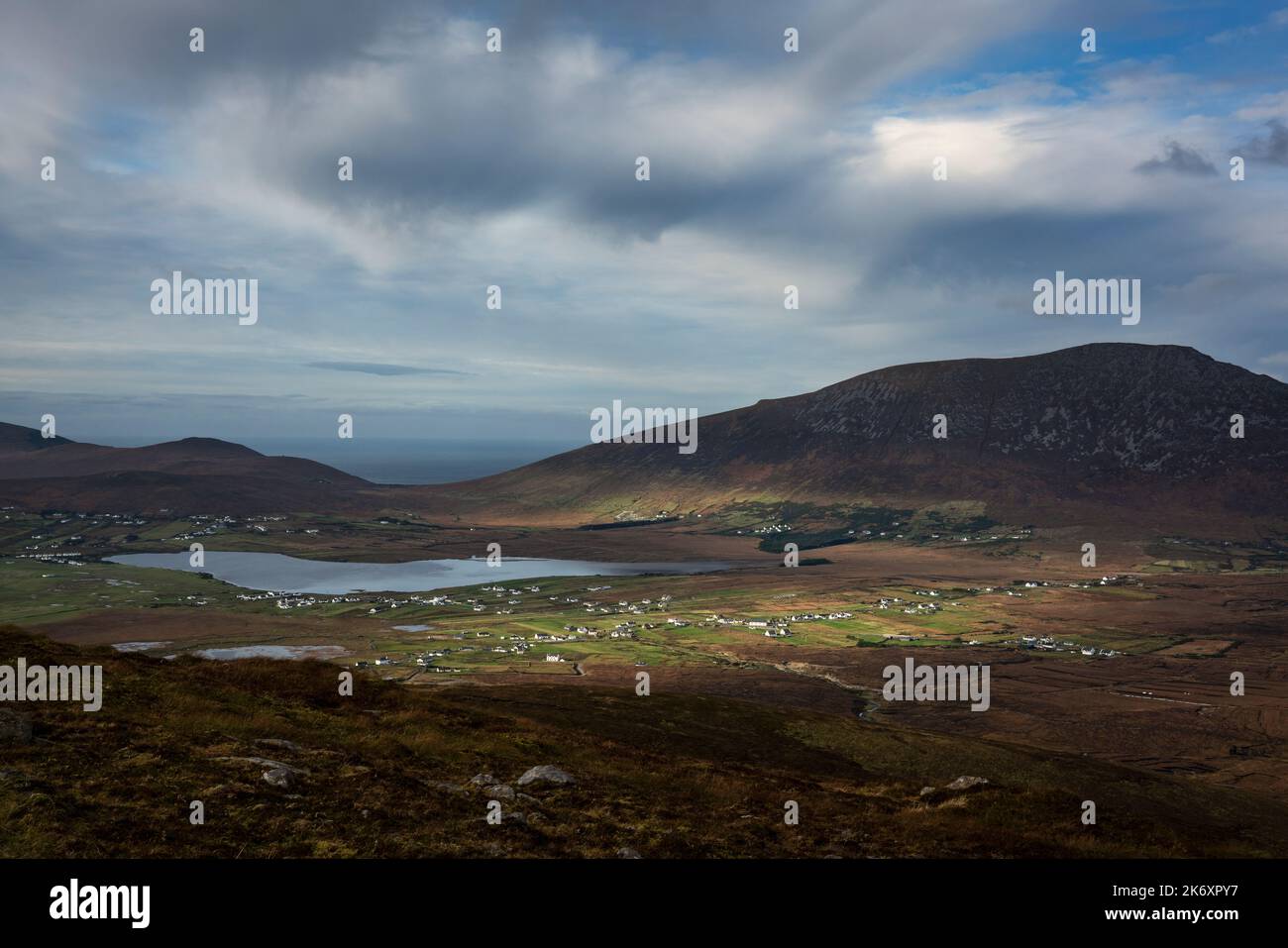 Splendida vista durante la passeggiata sul Granuaile Loop Walk a Derreen sull'Isola di Achill, Irlanda. Foto Stock