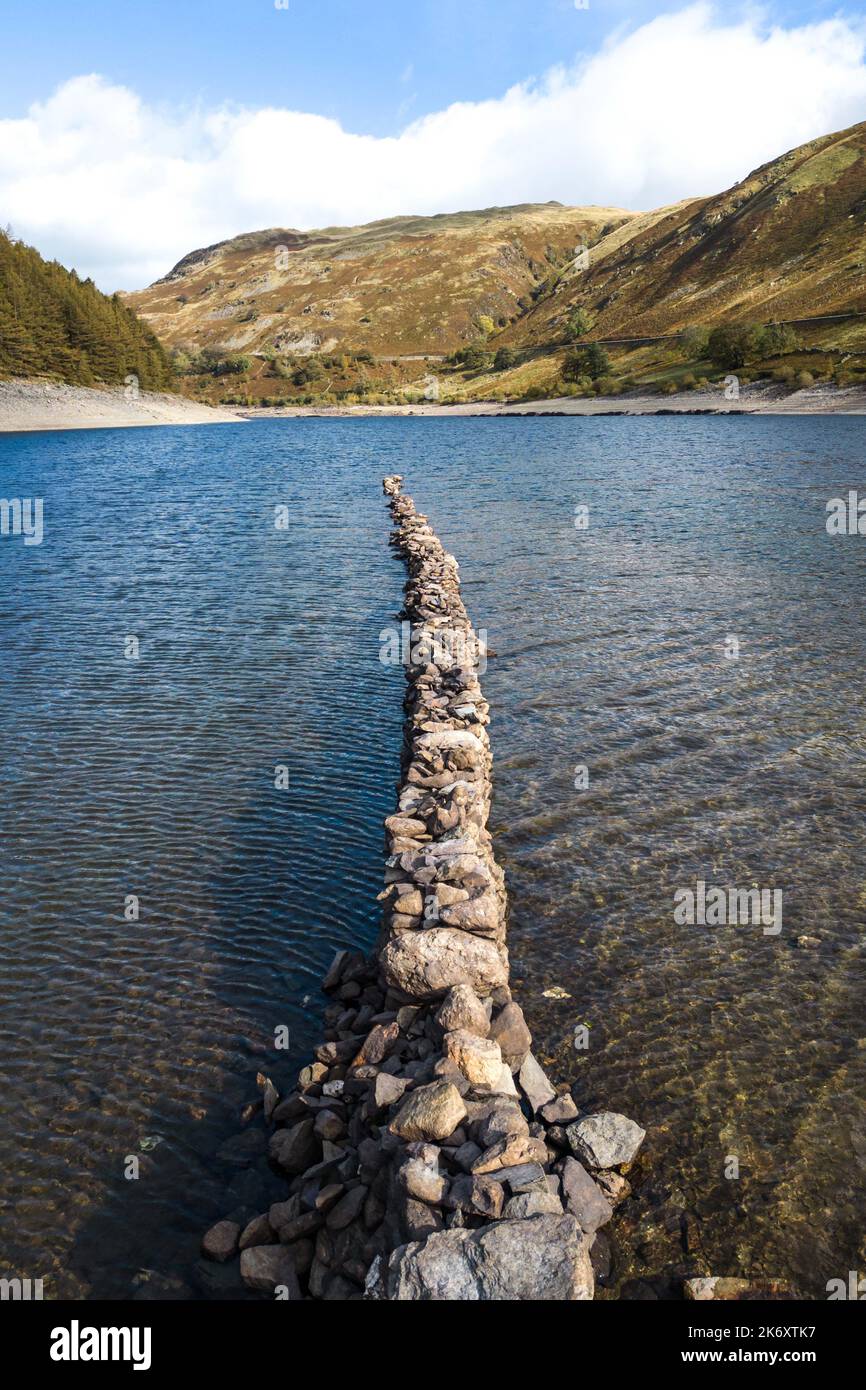 Haweswater, Cumbria - Ottobre 16th 2022 - la frazione inglese perduta di Mardale Green all'estremità nord di Haweswater nel Lake District è emersa dalle acque basse. Nonostante la forte pioggia, il serbatoio è ancora molto basso, scoprendo muri a secco in pietra e ciò che resta di una vecchia casa completa di porta in pietra. Fu sommersa alla fine degli anni '1930s quando il livello dell'acqua del lago della valle fu innalzato per formare il serbatoio di Haweswater dalla Manchester Corporation. Gran parte del Regno Unito è ancora in condizioni di siccità. PIC Credit: Scott CM/Alamy Live News Foto Stock