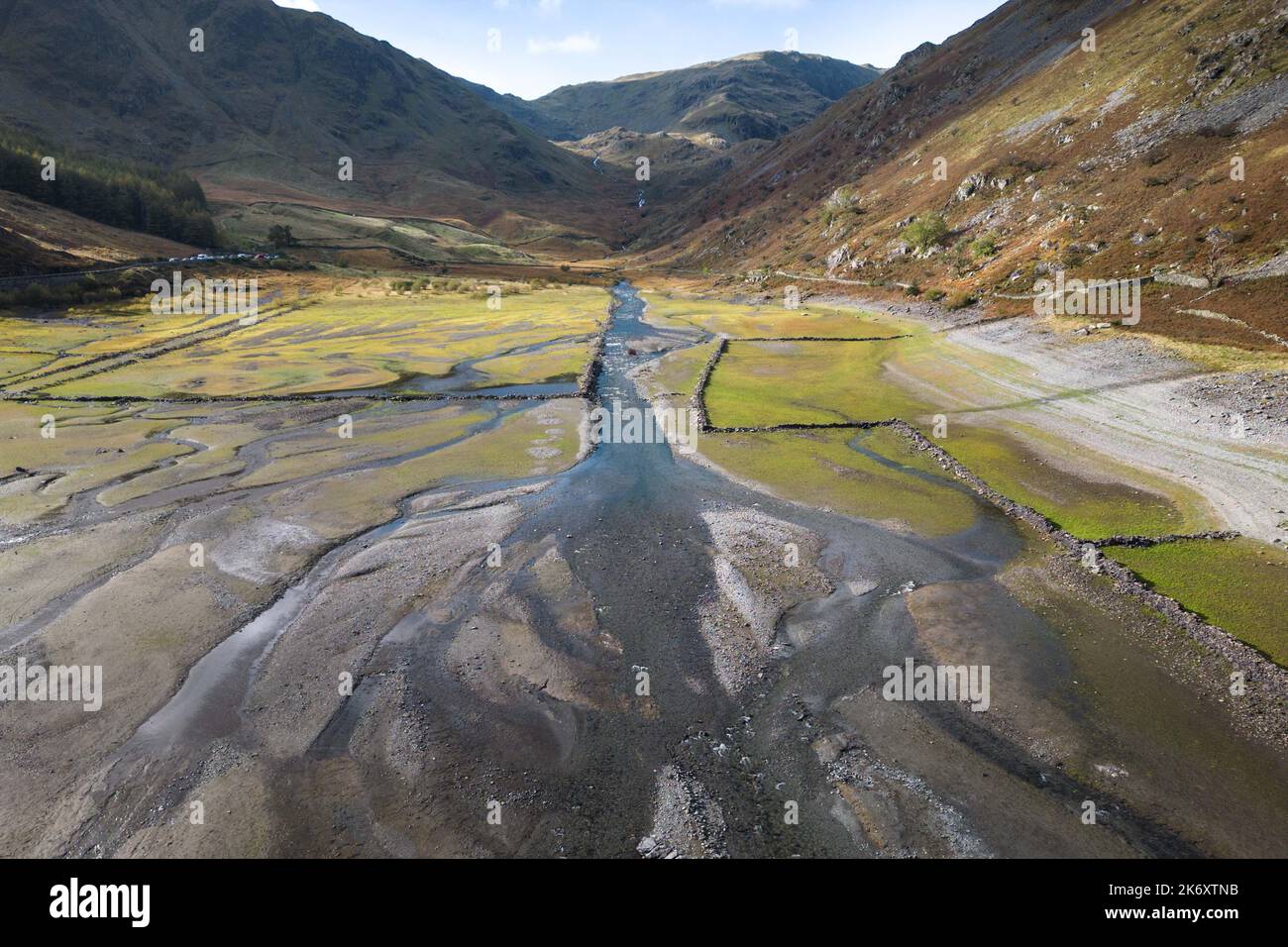 Haweswater, Cumbria - Ottobre 16th 2022 - la frazione inglese perduta di Mardale Green all'estremità nord di Haweswater nel Lake District è emersa dalle acque basse. Nonostante la forte pioggia, il serbatoio è ancora molto basso, scoprendo muri a secco in pietra e ciò che resta di una vecchia casa completa di porta in pietra. Fu sommersa alla fine degli anni '1930s quando il livello dell'acqua del lago della valle fu innalzato per formare il serbatoio di Haweswater dalla Manchester Corporation. Gran parte del Regno Unito è ancora in condizioni di siccità. PIC Credit: Scott CM/Alamy Live News Foto Stock