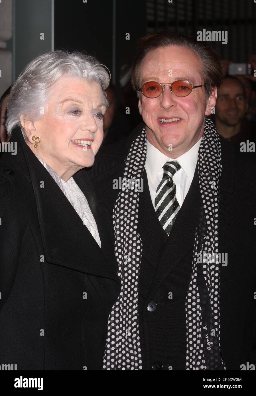 Angela Lansbury e Edward Hibert assistono all'esibizione serale di apertura di 'Elling' presso l'Ethel Barrymore Theatre di New York il 21 novembre 2010. Photo Credit: Henry McGee/MediaPunch Foto Stock