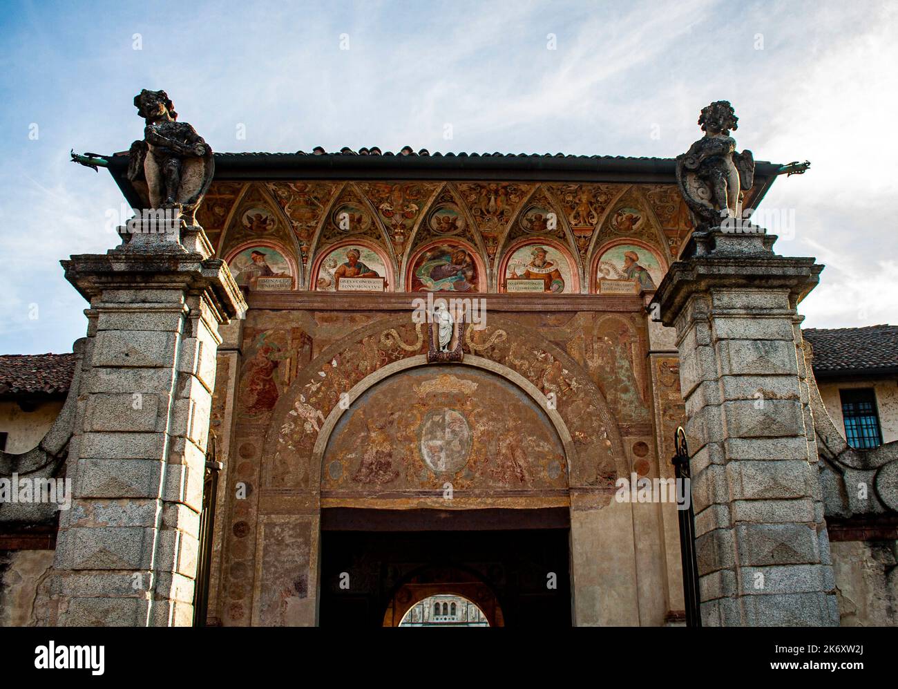 Lombardia, Italia, Europa. La Certosa di Pavia, nella Certosa di pavia (Gratiarum Certosa - Monastero di Santa Maria delle grazie) è un complesso monumentale storico che comprende una monastero e un santuario. Si trova nell'omonimo comune di Certosa di Pavia, un paese a pochi chilometri a nord del capoluogo di provincia. Pavia. La facciata della chiesa di santa Maria delle grazie. L'ingresso al cortile. Foto Stock