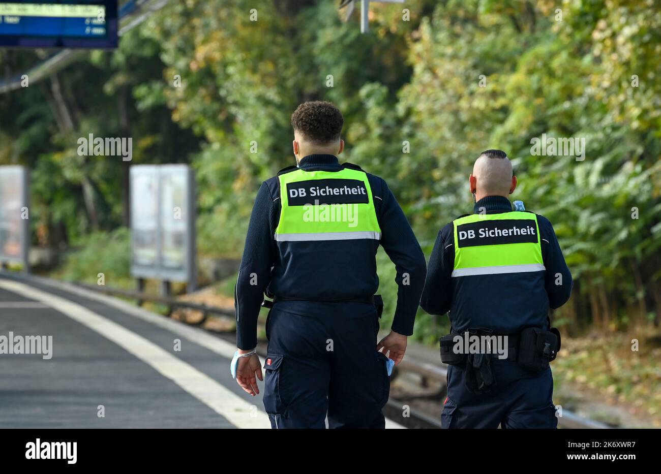 Berlino, Germania. 14th Ott 2022. DB personale di sicurezza alla stazione Treptow della S-Bahn. Credit: Jens Kalaene/dpa/Alamy Live News Foto Stock