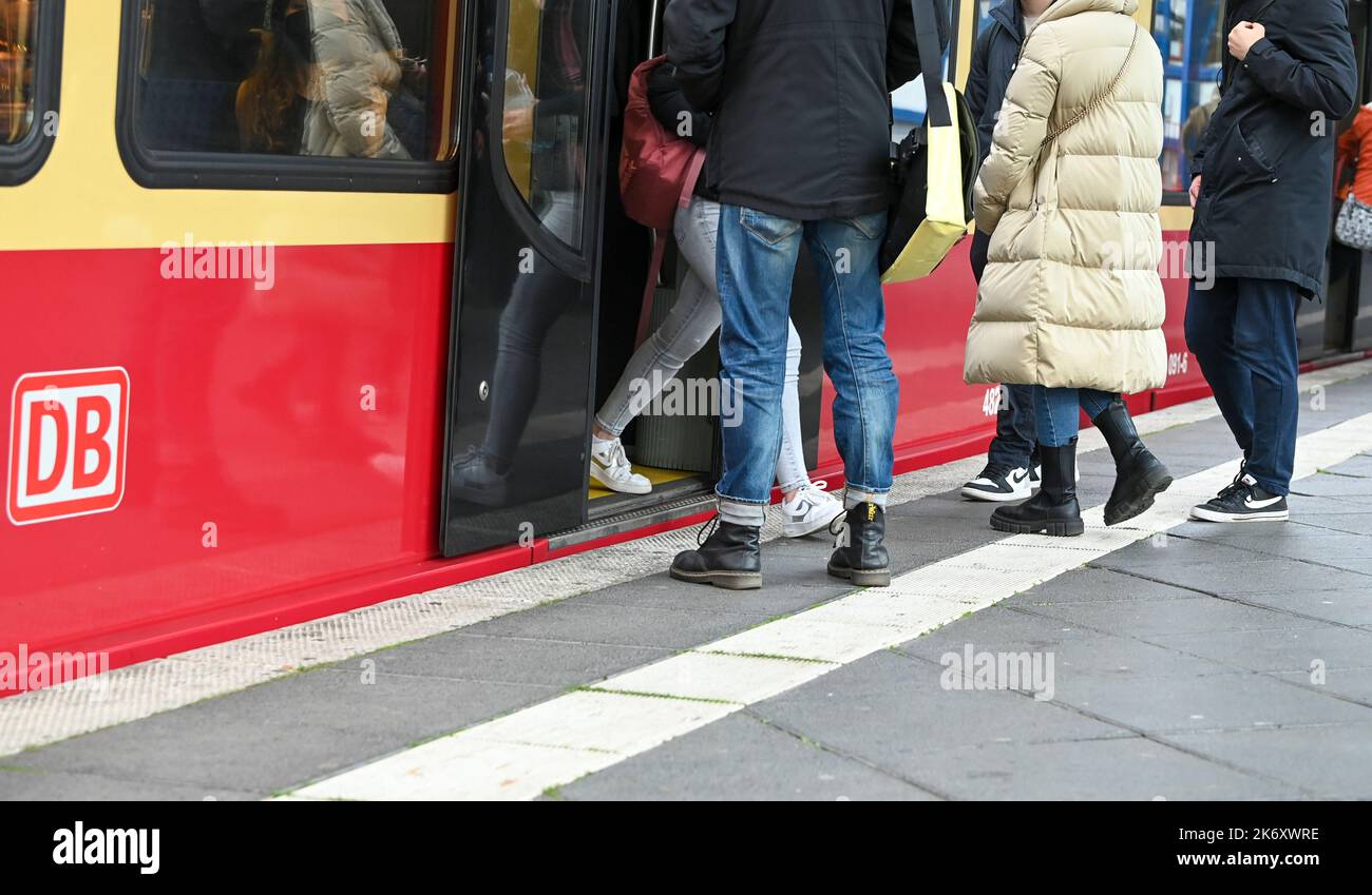 Berlino, Germania. 14th Ott 2022. I passeggeri salendo e scendendo alla stazione Treptow. Credit: Jens Kalaene/dpa/Alamy Live News Foto Stock