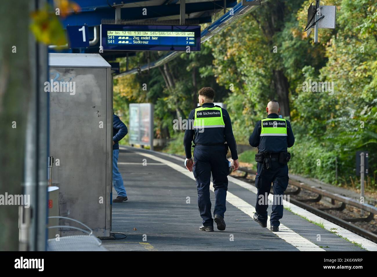 Berlino, Germania. 14th Ott 2022. DB personale di sicurezza alla stazione Treptow della S-Bahn. Credit: Jens Kalaene/dpa/Alamy Live News Foto Stock