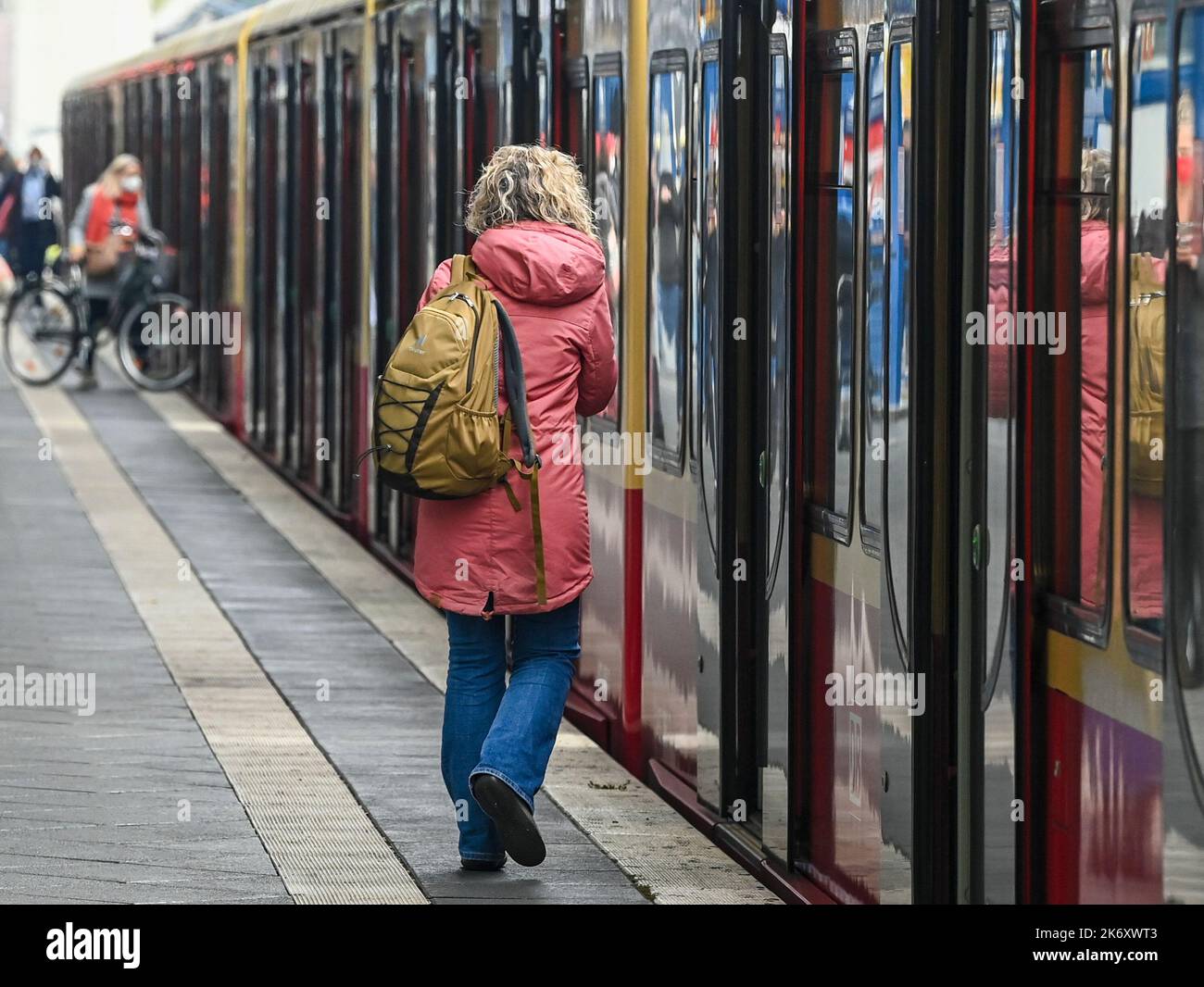 Berlino, Germania. 14th Ott 2022. Un treno suburbano ferma alla stazione Treptow. Credit: Jens Kalaene/dpa/Alamy Live News Foto Stock