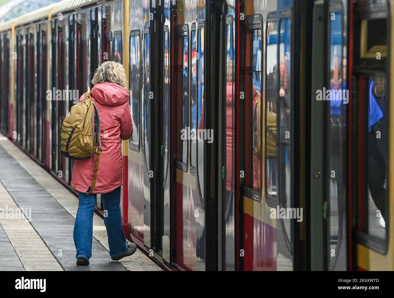 Berlino, Germania. 14th Ott 2022. Un treno suburbano ferma alla stazione Treptow. Credit: Jens Kalaene/dpa/Alamy Live News Foto Stock