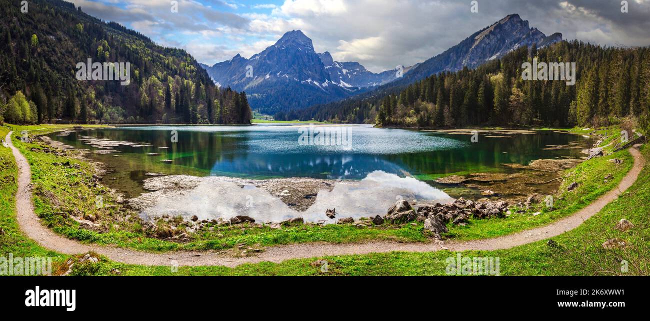 Incredibile scenario delle Alpi svizzere. Pittoresco lago di montagna Obersee, scenario naturale della Svizzera Foto Stock