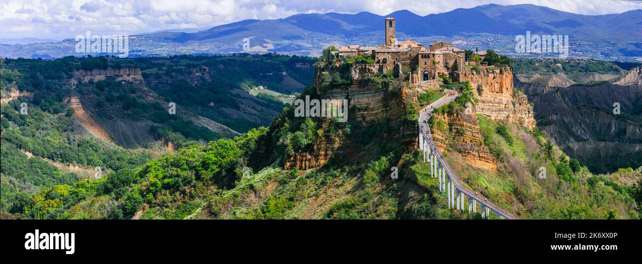 Una delle più belle vedute panoramiche dei villaggi italiani, Civita di Bagnoregio, chiamata città fantasma. Meta turistica popolare in Italia, regione Lazio Foto Stock