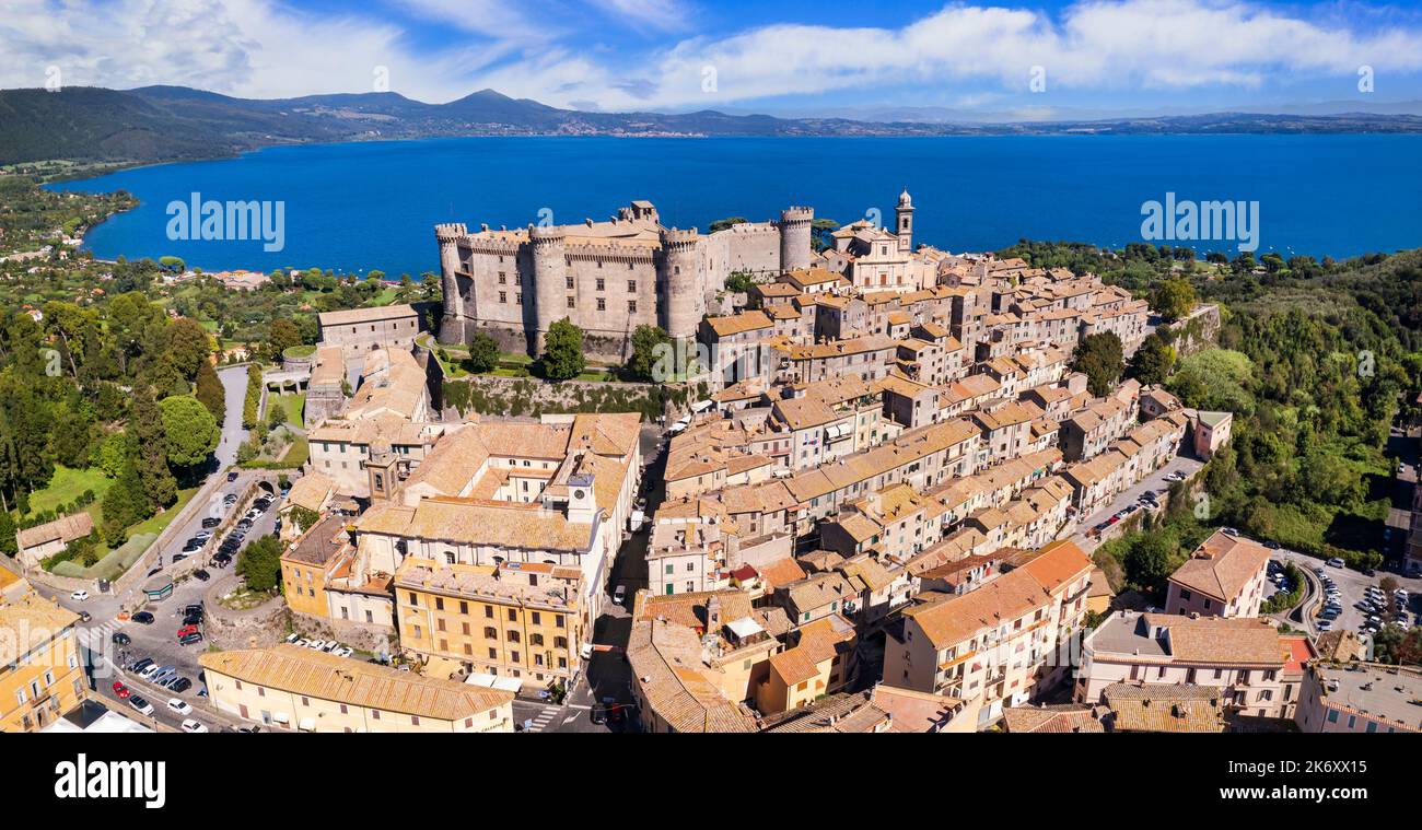 Castelli medievali d'Italia - Castello Orsini-Odescalchi a Bracciano e lago. Vista aerea del drone. Regione Lazio Foto Stock